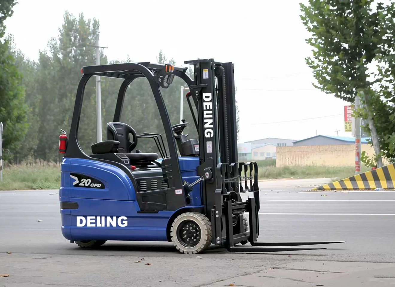 Deling CPDS20 electric forklift front three-quarter view