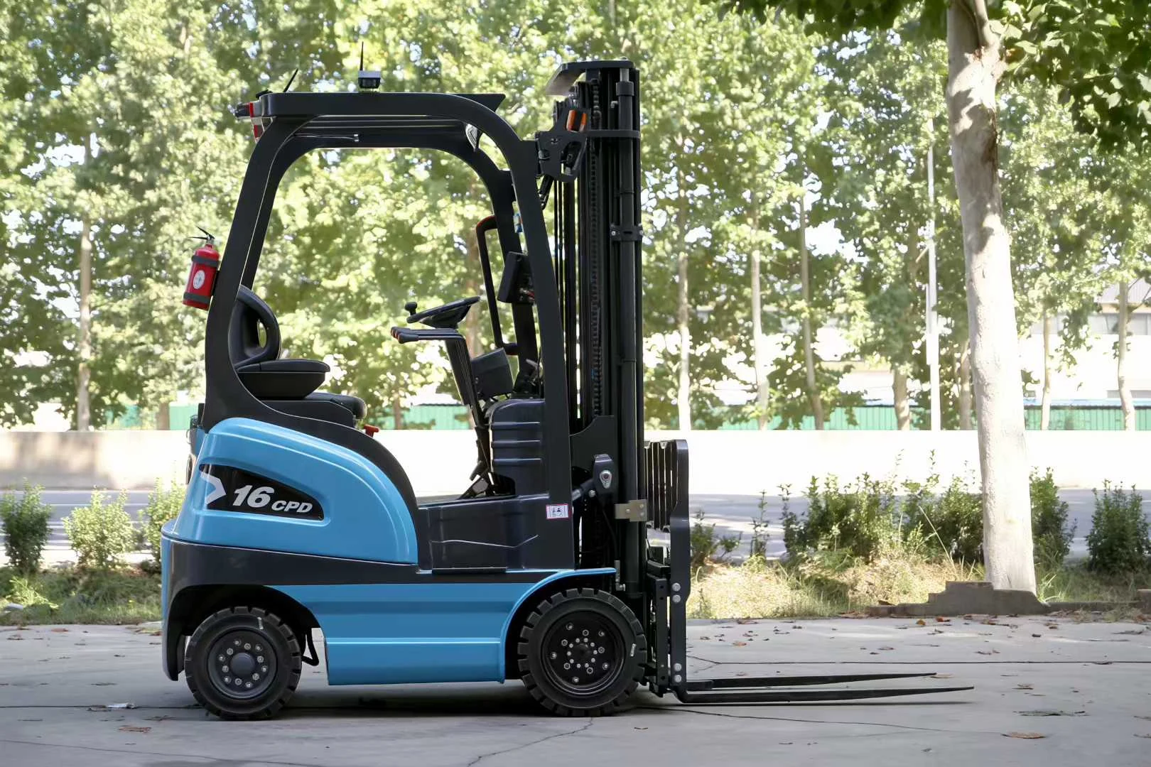 Deling CPD-16 1.6 ton electric forklift side view