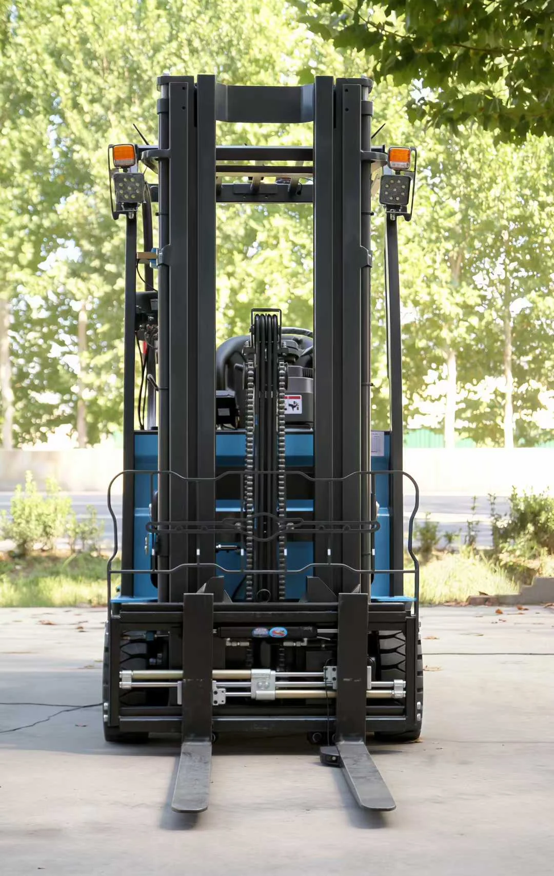 Deling CPD-16 electric forklift front mast view