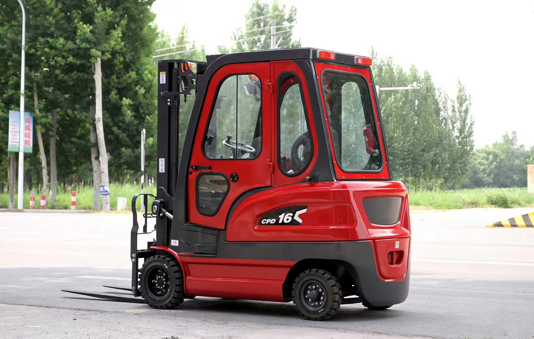 Deling CPD-16 electric forklift with enclosed cab
