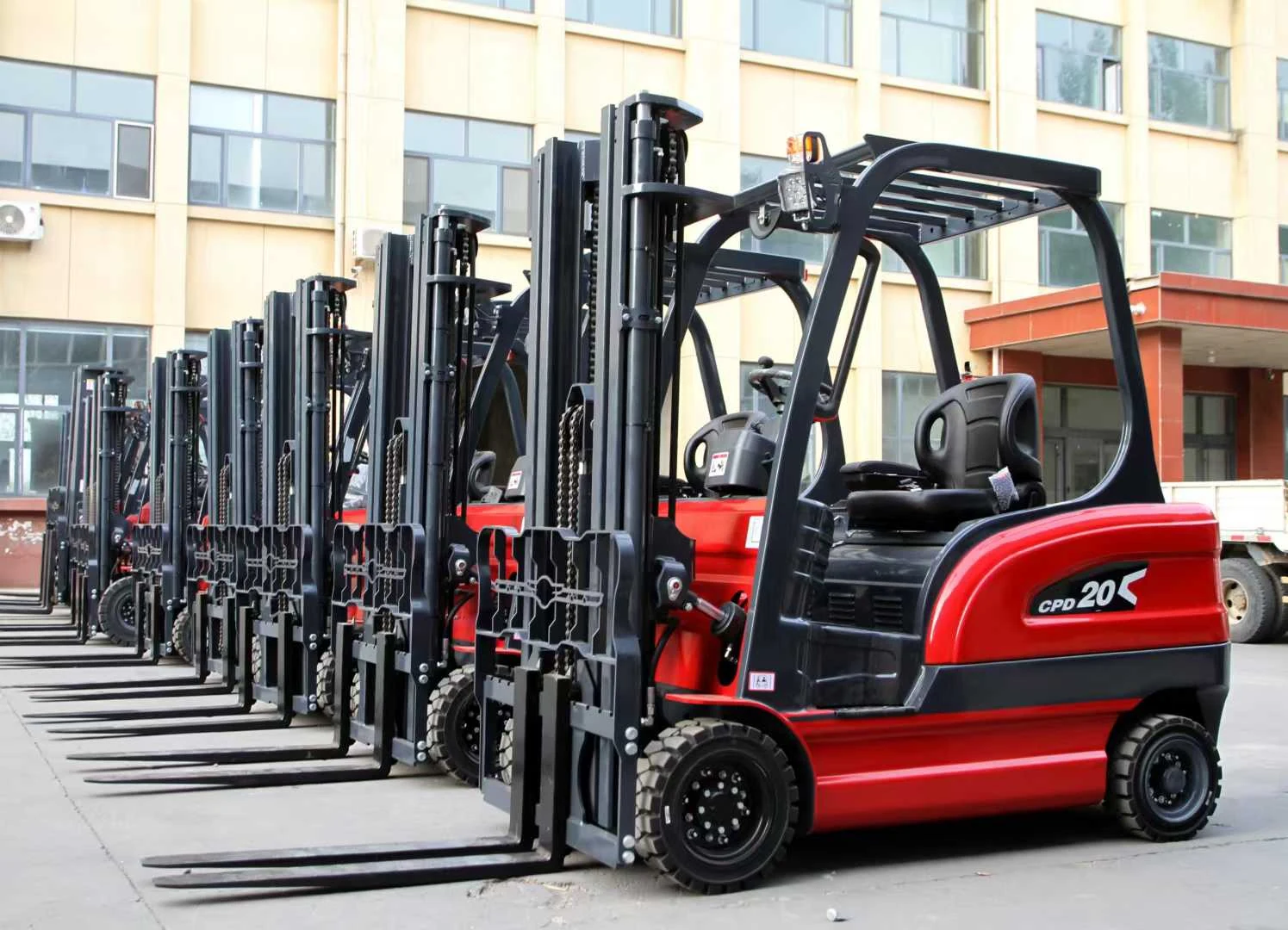 Deling CPD-20 2 ton electric forklift fleet outside the factory