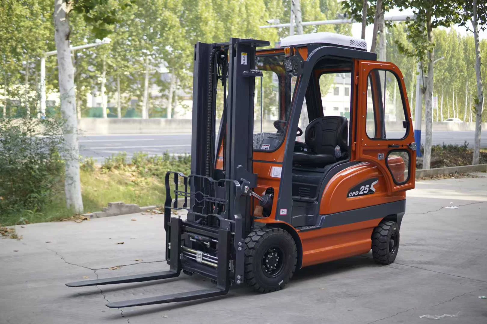 Deling CPD-25 2.5 ton electric forklift with enclosed cab front three-quarter view