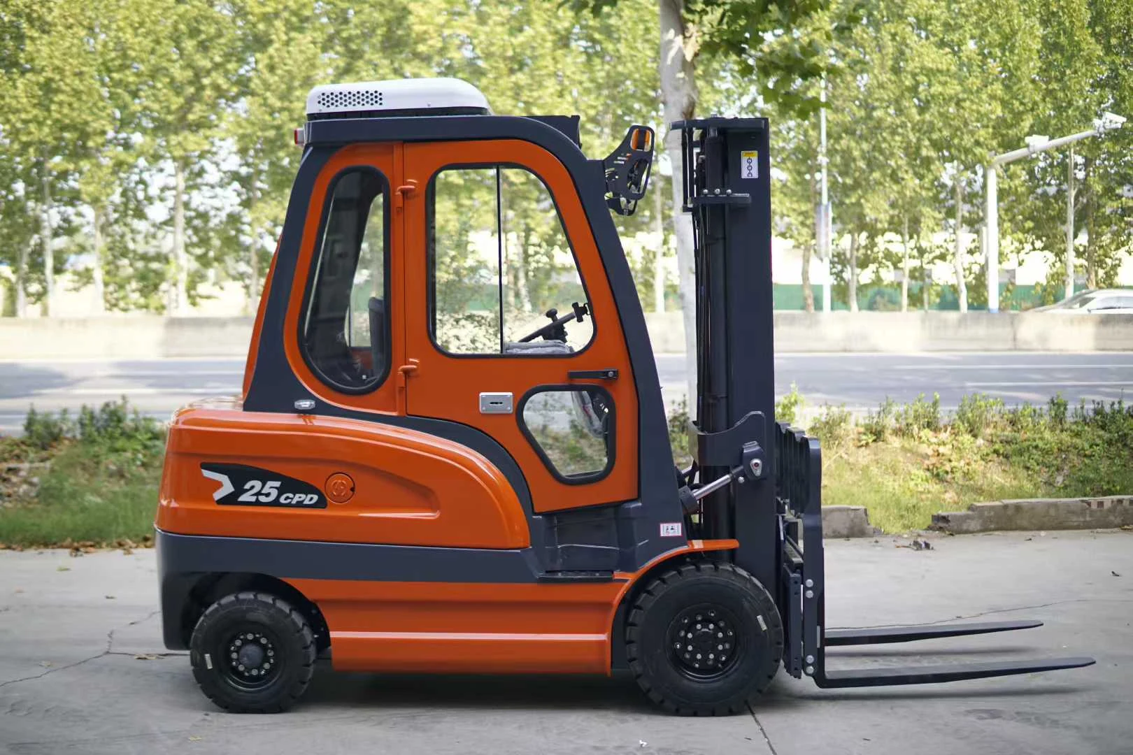 Deling CPD-25 2.5 ton electric forklift with enclosed cab side view