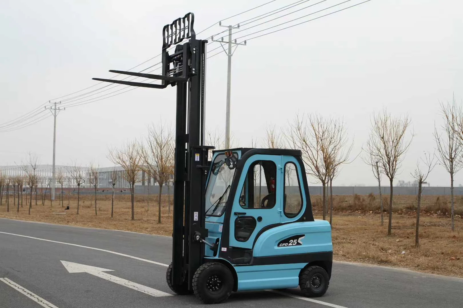 Deling CPD-25 electric forklift with high mast and enclosed cab