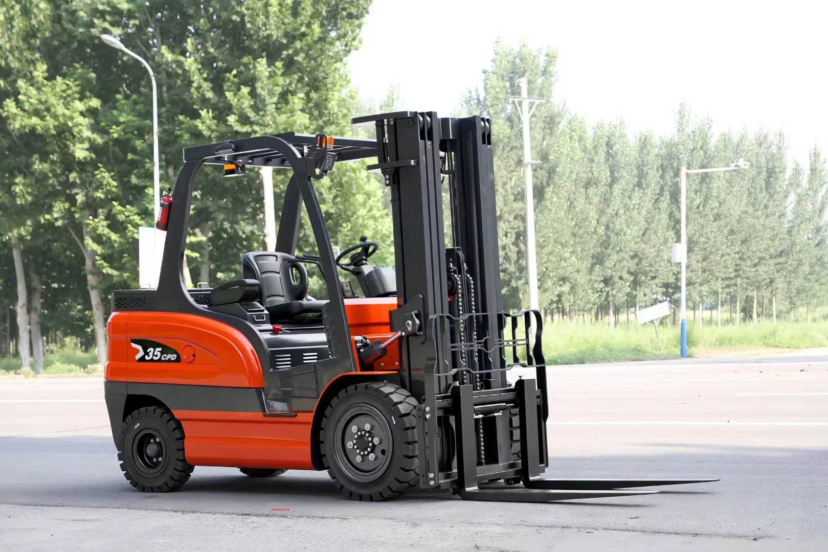 Deling CPD-35 electric forklift front side view