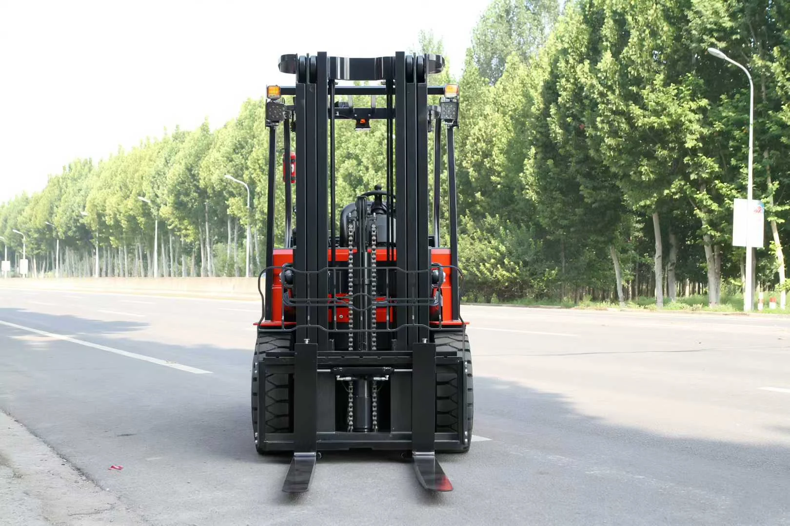Deling CPD-35 electric forklift front mast view