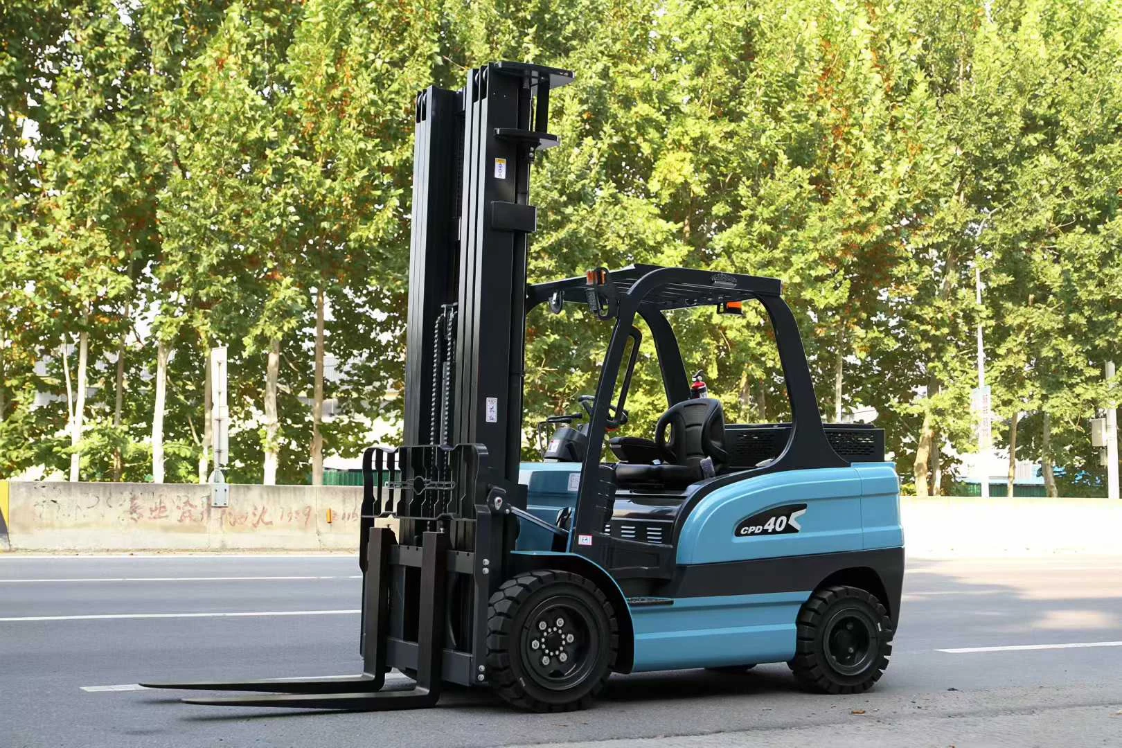 Deling CPD-40 4 ton electric forklift front three-quarter view