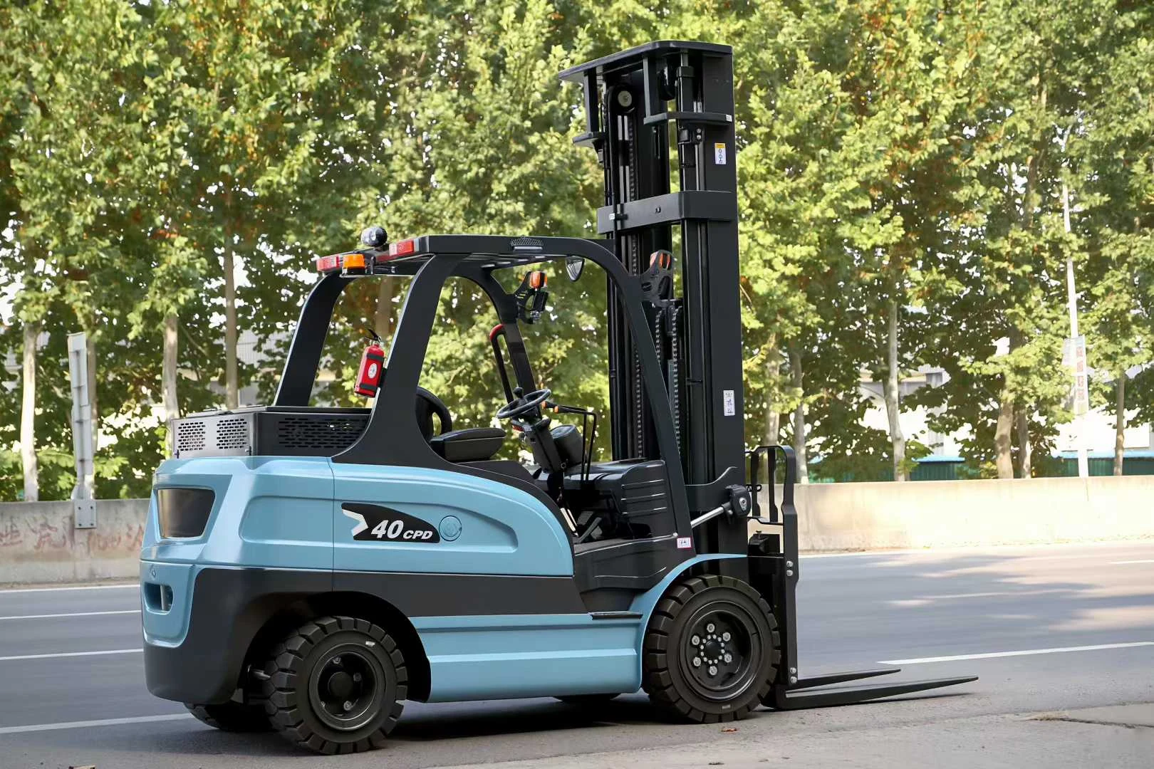 Deling CPD-40 electric forklift rear three-quarter view