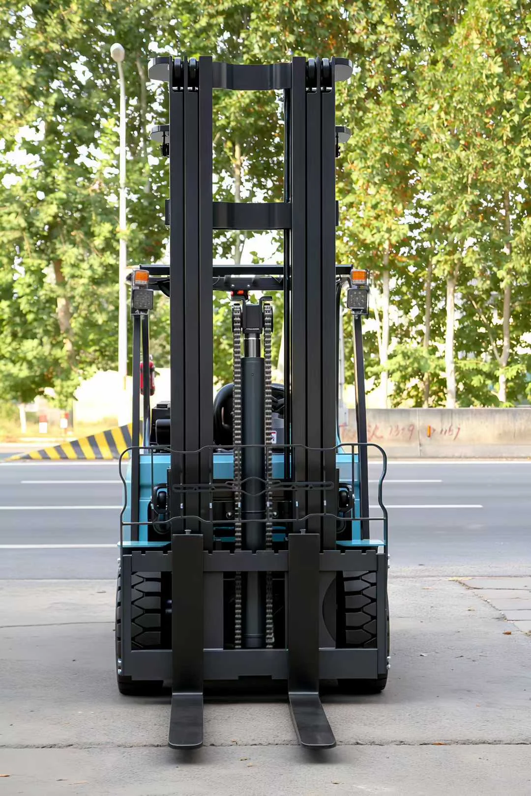 Deling CPD-40 electric forklift front mast view