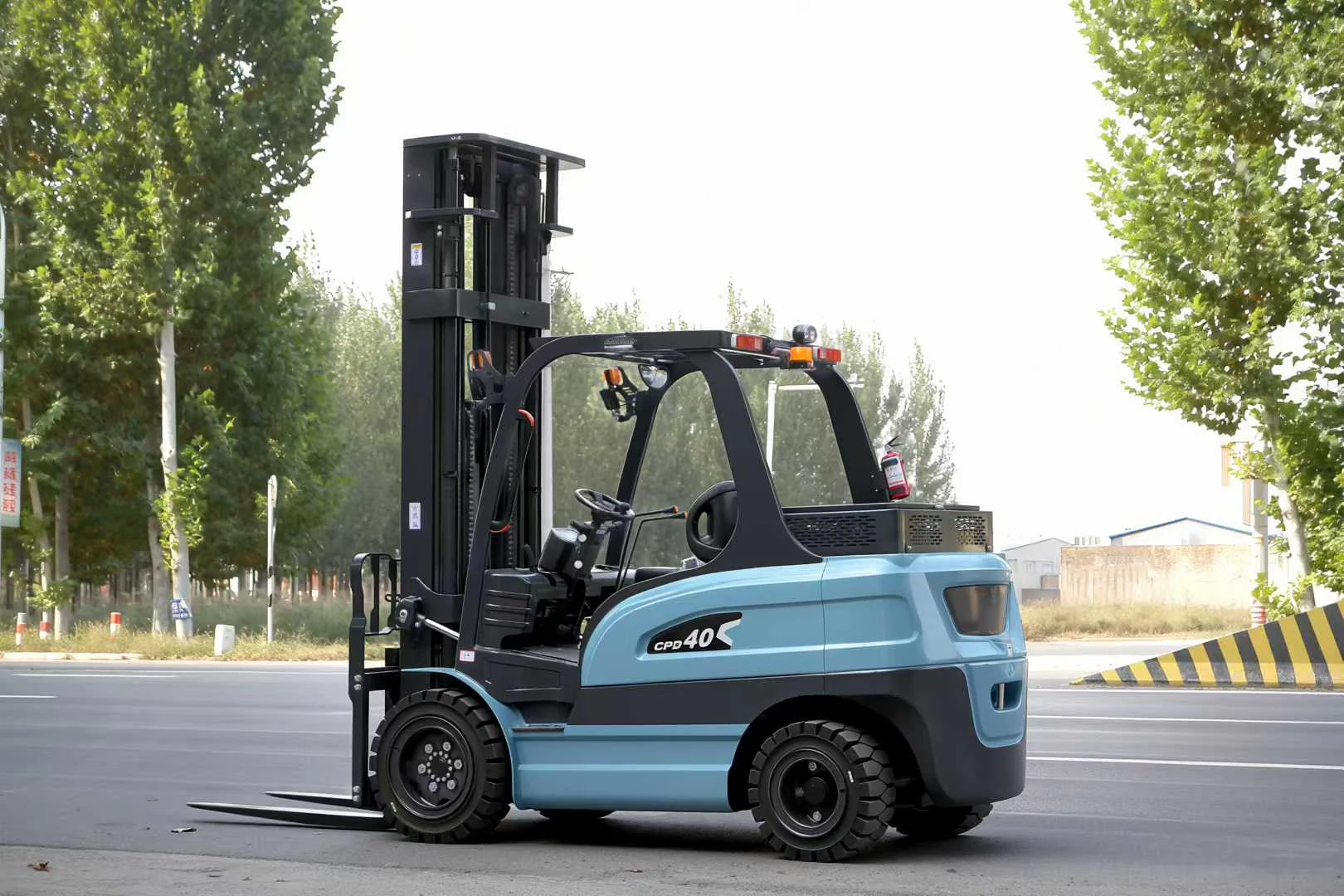 Deling CPD-40 electric forklift rear side view
