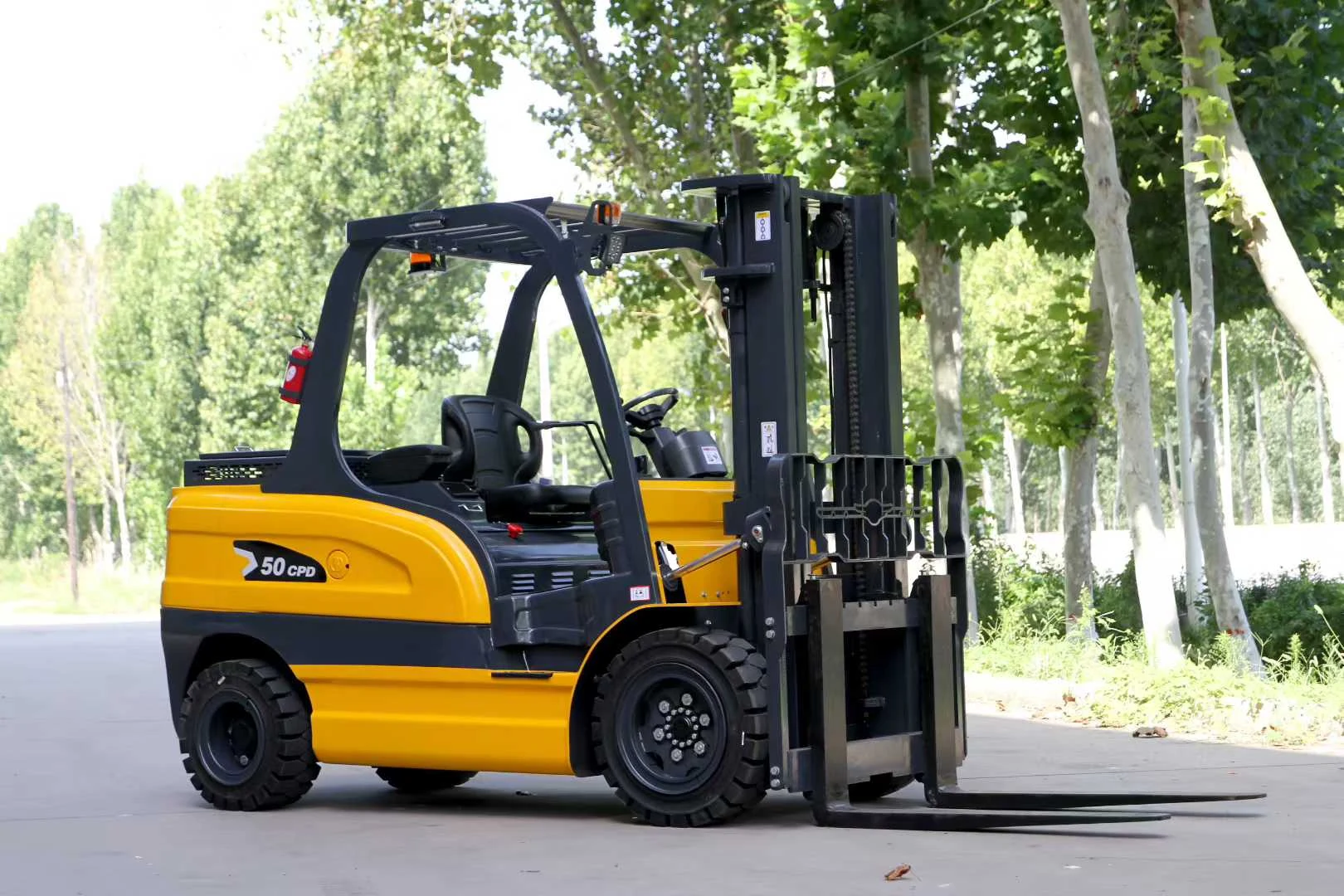 Deling CPD-50 5 ton electric forklift front three-quarter view