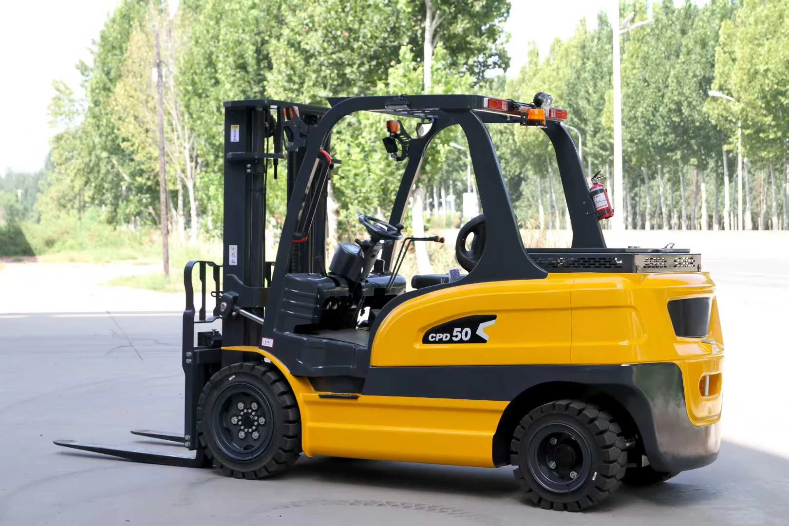 Deling CPD-50 5 ton electric forklift rear three-quarter view