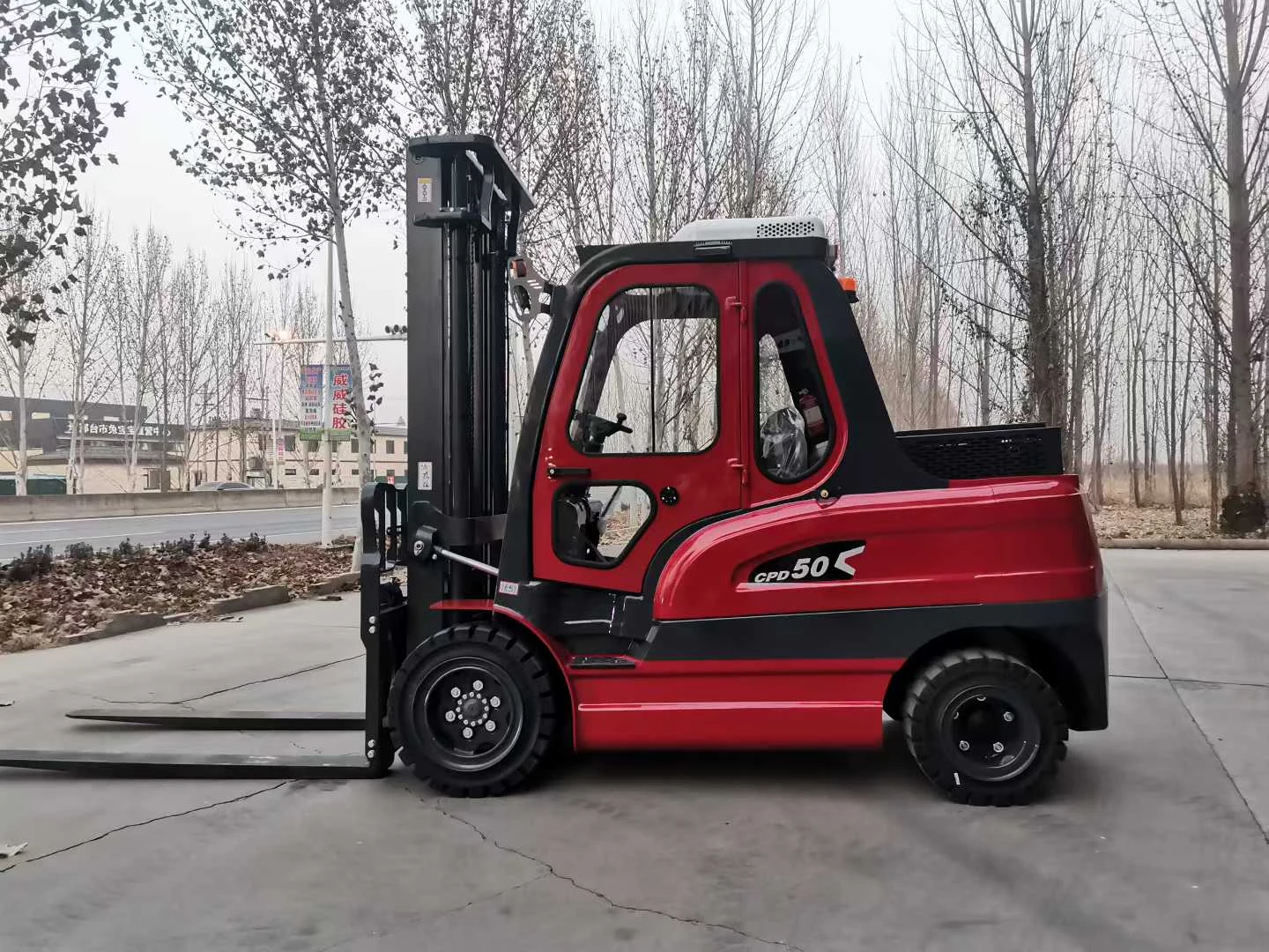 Deling CPD-50 electric forklift with enclosed cab