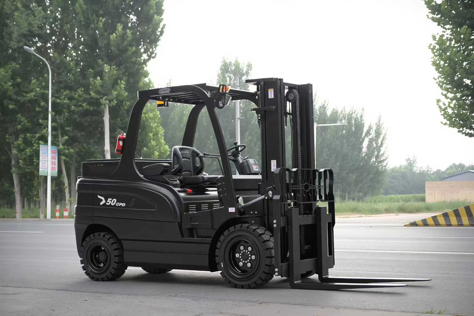 Deling CPD-50 heavy-duty electric forklift black front three-quarter view